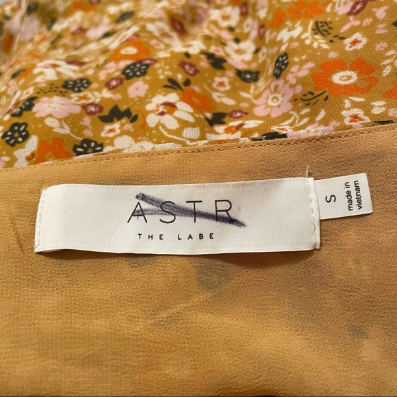 NEW ASTR The Label Ruched Sleeve Sweetheart Top Ditsy Floral mustard size small - Picture 9 of 13